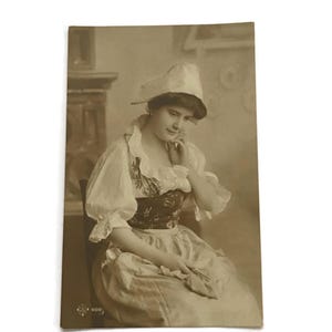 Antieke Franse briefkaart | Sepiaportret van een vrouw | 1907 gemaild