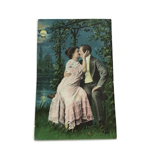 Cartolina romantica antica – Amanti edoardiani, bacio al chiaro di luna, scena di corteggiamento vintage anni '10