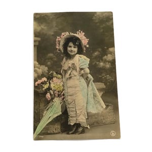 Antike Postkarte – Edwardian Girl in Blue Dress with Bonnet & Flowers – Frankreich, frühe 1900er