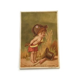 Vintage französische Werbehandelskarte - Kind im Bicorne-Hut, Au Printemps Paris (1880s)