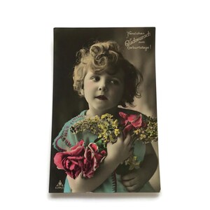 Vintage deutsche Geburtstagspostkarte – handkoloriertes RPPC eines Mädchens mit Blumen – Anfang der 1900er Jahre