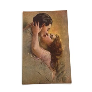 Postal romántica eduardiana antigua: Abrazo de amantes. Efímera vintage de la década de 1910 sin usar.