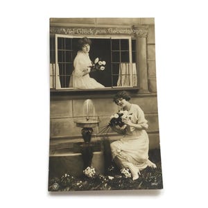 Postal alemana antigua: Mujeres con flores junto a una fuente, principios del siglo XX (RPPC)