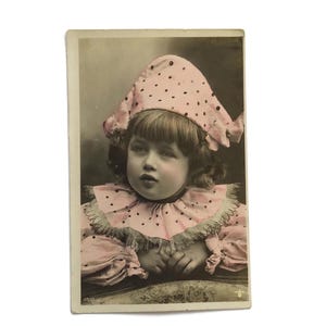 Antieke Franse briefkaart | Belle Époque-set met kind in pierrotkostuum | Handgekleurde RPPC uit 1909