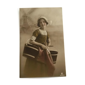 Carte postale ancienne de jeune fille hollandaise - Scène de moulin à vent sépia teintée à la main - Costume traditionnel