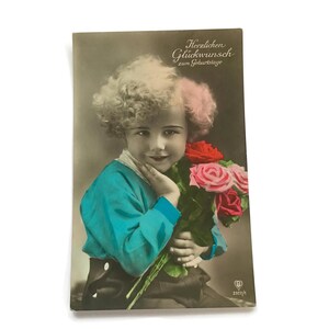 Vintage Duitse ansichtkaart – handgekleurd kind met rozen | Fotografie uit de jaren 1920 met bloemenpastelkleuren en gekrulde charme