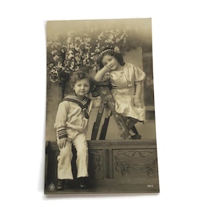 Antieke Duitse ansichtkaart – Kinderen met bloesems – Edwardiaans studioportret, ca. 1900