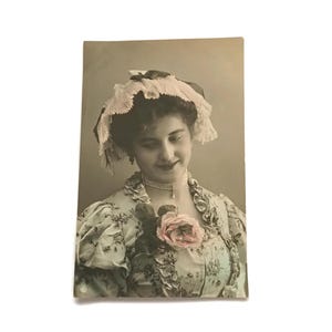 Handgekleurde edwardiaanse dame met roos – antieke Franse ansichtkaart