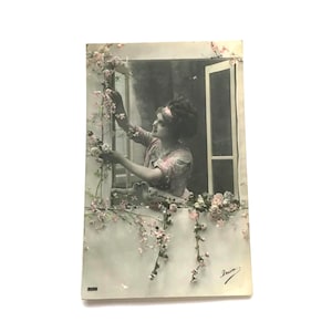 Antike französische Postkarte – Frau am Fenster mit Blumen – Handkoloriertes Echtfoto – Gepostet