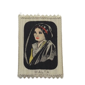 Carte de vœux ancienne en soie des années 1920-30 - Textile tissé avec portrait de femme de Malte