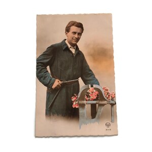 Vintage Franse ansichtkaart – Saint Eloy Celebration, man met klem en bloemen, industrieel thema
