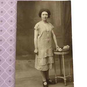 Vintagefotografi, kvinna i mönstrad klänning, ca 1920-talet