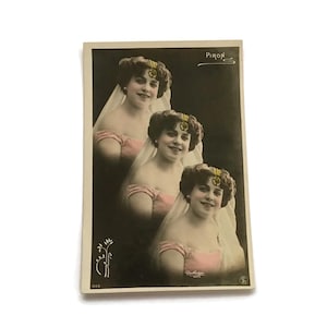 Postal coloreada a mano de una actriz francesa: Triple retrato de una mujer sonriente de la Belle Époque