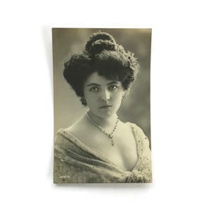 Carte postale vintage - Dame élégante dans un style intemporel - Belle Epoque