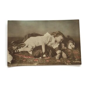 Cartão postal antigo pintado à mão com foto real – Criança dormindo com cachorro e filhote – Foto rotativa, início dos anos 1900