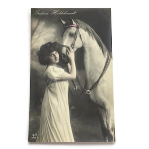 Ręcznie barwiona RPPC – Gudrun Hildebrandt z białym koniem – edwardiańska pocztówka aktorki