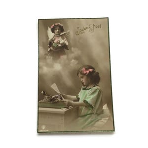 Stara francuska pocztówka – Anioł i dziewczyna piszący list – 1915 r., epoka I wojny światowej