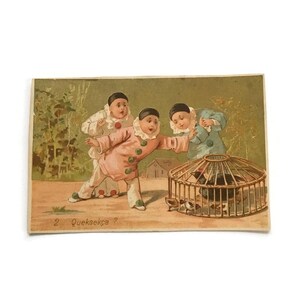 Antique French Trade Card – Qu&#39;est-ce que c&#39;est que ça? Pierrot Clowns & Birdcage – 19th Century Chromolithograph