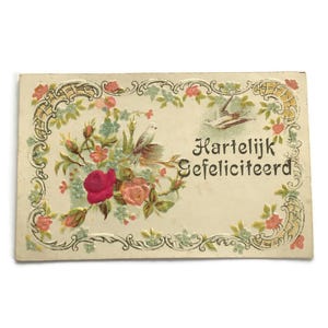 Tarjeta de felicitación holandesa antigua – Flores y pájaros en relieve – Incrustación de tela – “Hartelijk Gefeliciteerd”