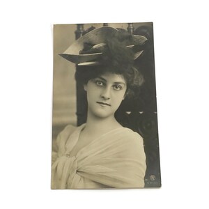 Carte postale vintage - Dame élégante dans un style intemporel