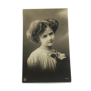 Antica cartolina edoardiana con ragazza – Foto reale RPPC – Rose & Lace – Timbro postale 1911 – Ritratto francese del Belgio