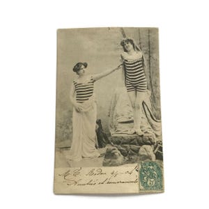 Carte postale française ancienne des Belles au bain - Maillots de bain à rayures - Éphémères osés du début des années 1900 -