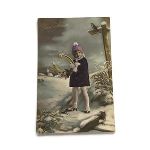 Antike französische Bonne Année Postkarte – Set in Schneelandschaft mit Mädchen & glücklichem Hufeisen – 1920er Jahre handkoloriertes RPPC