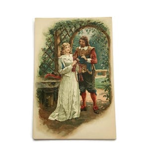 Postal romántica antigua: Pareja en el jardín. Tarjeta vintage en relieve. Principios del siglo XX.