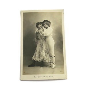 Cartão postal francês antigo – Le Cœur et la Main – Foto Real Eduardiana – Casal Teatral – RPPC do início dos anos 1900