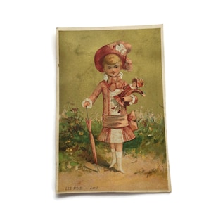 Antica cartolina litografica francese – “Les Mois: Avril” – Ragazza con bambola e parasole