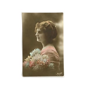 Carte postale vintage - Dame élégante dans un style intemporel
