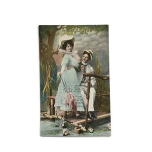 Ansichtkaart Victorian Lovers – Vintage handgekleurde romantische scène – Koppel op aanlegsteiger – Made in Germany