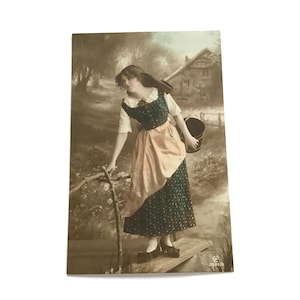 Antica cartolina olandese – colorata a mano – Lattaia con grembiule – Scena di campagna
