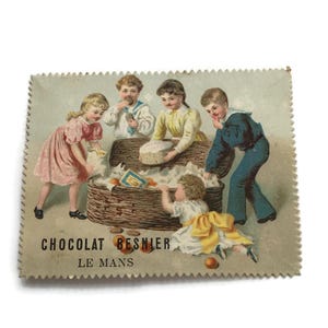 Antike französische Handelskarte – Kinder mit Schokoladenkorb – Chocolat Besnier Le Mans – 1890er Jahre Werbung für Ephemera