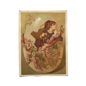Tarjeta comercial francesa antigua: Niña disfrazada con flores, tema «Le Baiser» (c. 1900)