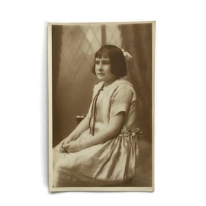 Antike Foto-Postkarte - Junges Mädchen im Schleifenkleid, 1910er Jahre Studio Portrait RPPC