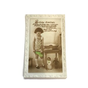 Antieke verjaardagskaart – kind met poppen en tekst – Britse kaart met reliëf, ca. 1920