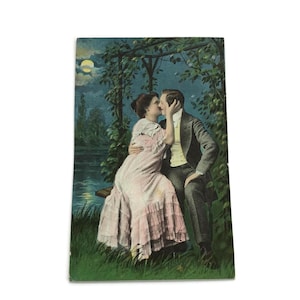 Cartolina romantica antica – Coppia che si bacia sull'altalena al chiaro di luna, illustrazione di amanti dei primi anni del 1900