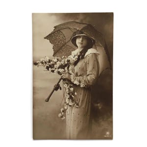 Sepia dame met parasol – Vintage Franse ansichtkaart – Belle Époque Fashion – 1914