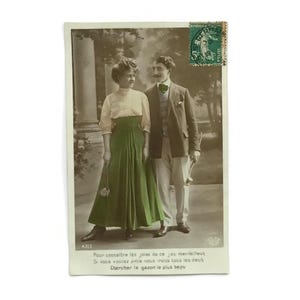 Carte postale française ancienne – Couple édouardien jouant au diabolo – Scène romantique teintée à la main avec poème