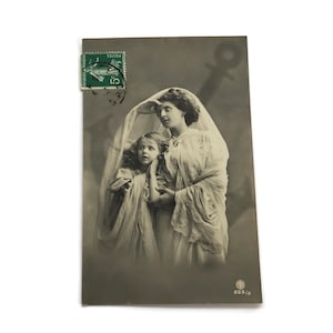Antike französische Foto-Postkarte – Mutter und Kind im Schleier, Anfang der 1900er Jahre