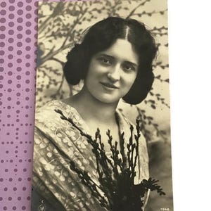 Antike Porträt Postkarte, Junge Frau mit Blumen, c.1907