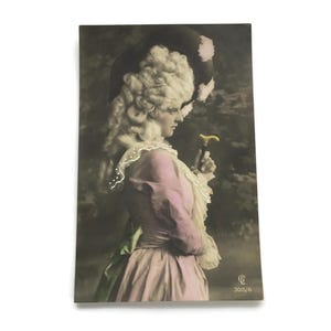 Antieke handgekleurde ansichtkaart – rococo-dame met wandelstok in roze jurk, Duitse kaart rond 1900 verzonden