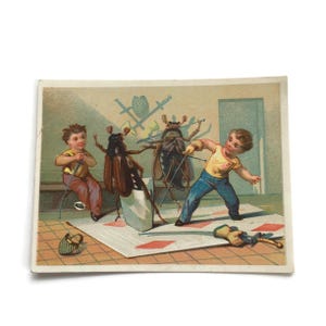 Antike französische Handelskarte – Kinder fechten mit Rieseninsekten – skurrile Illustration [1800s]