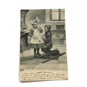 Cartolina antica – Ragazzo spazzacamino che supplica – Cartolina francese dei primi anni del 1900 – Illustrazione di bambini stravaganti