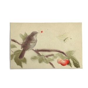 Cartão postal antigo de pássaro em relevo – Cena da natureza com cerejas e borboletas – Ephemera alemã