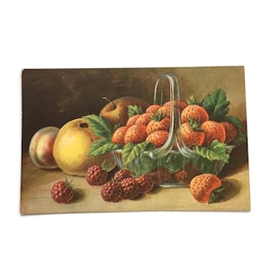 Antike französische Werbepostkarte – Erdbeeren, Äpfel & Himbeeren im Glaskorb