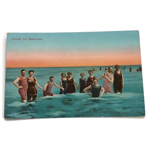 RÉSERVÉ à ADRIENNE, 23 juin – Carte postale ancienne du 23 juin – baigneurs sur la plage de Scheveningen – scène de bord de mer hollandaise coloriée à la main