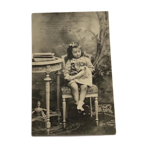 Antica cartolina francese – “Les Lunettes” – Foto poetica di ragazza seduta, c. 1900