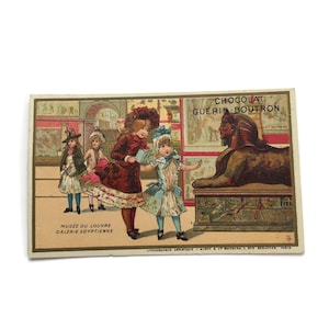 Antike französische Handelskarte – Kinder in der Ägyptischen Galerie, Musée du Louvre (um 1900) Paris